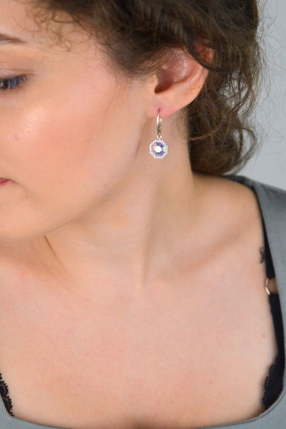 Kolczyki srebrne DIA-KLC-6114-925 – geometryczne wiszące zdobione kryształem Swarovski i cyrkoniami. Długość 3,0 cm, szerokość 1,1 cm, próba 925, zapięcie bigiel angielski. Elegancja i luksus.jpg