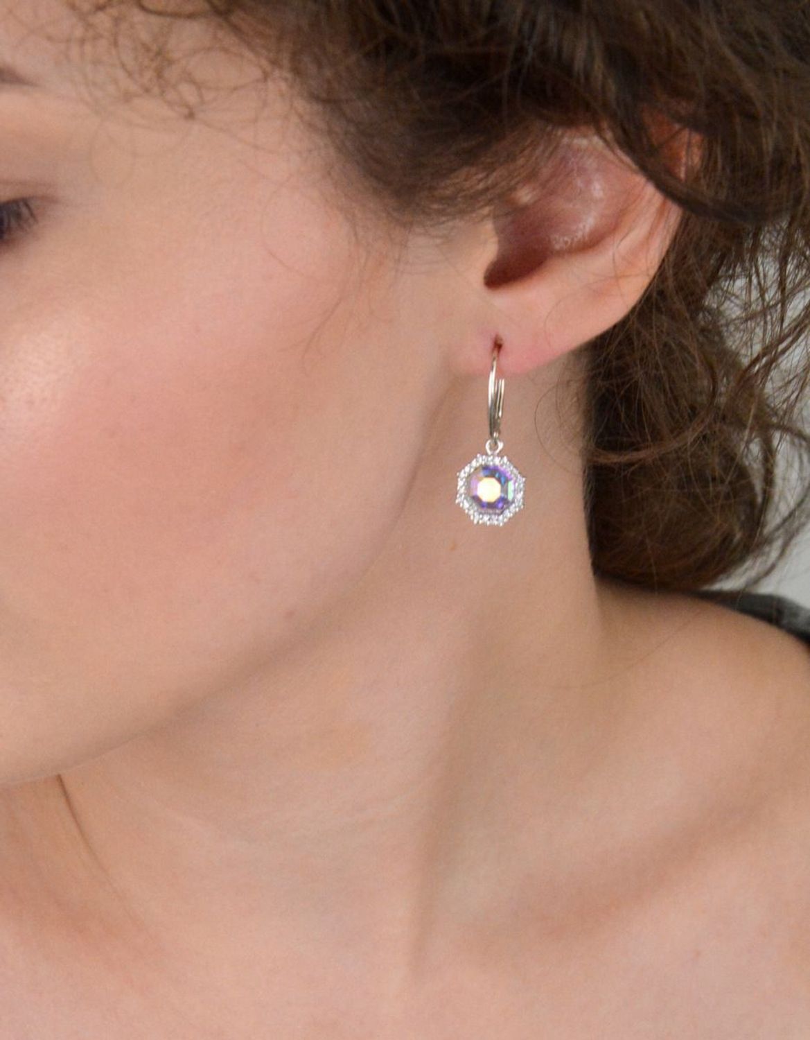 Kolczyki srebrne DIA-KLC-6114-925 – geometryczne wiszące zdobione kryształem Swarovski i cyrkoniami. Długość 3,0 cm, szerokość 1,1 cm, próba 925, zapięcie bigiel angielski. Elegancja i luksus.jpg