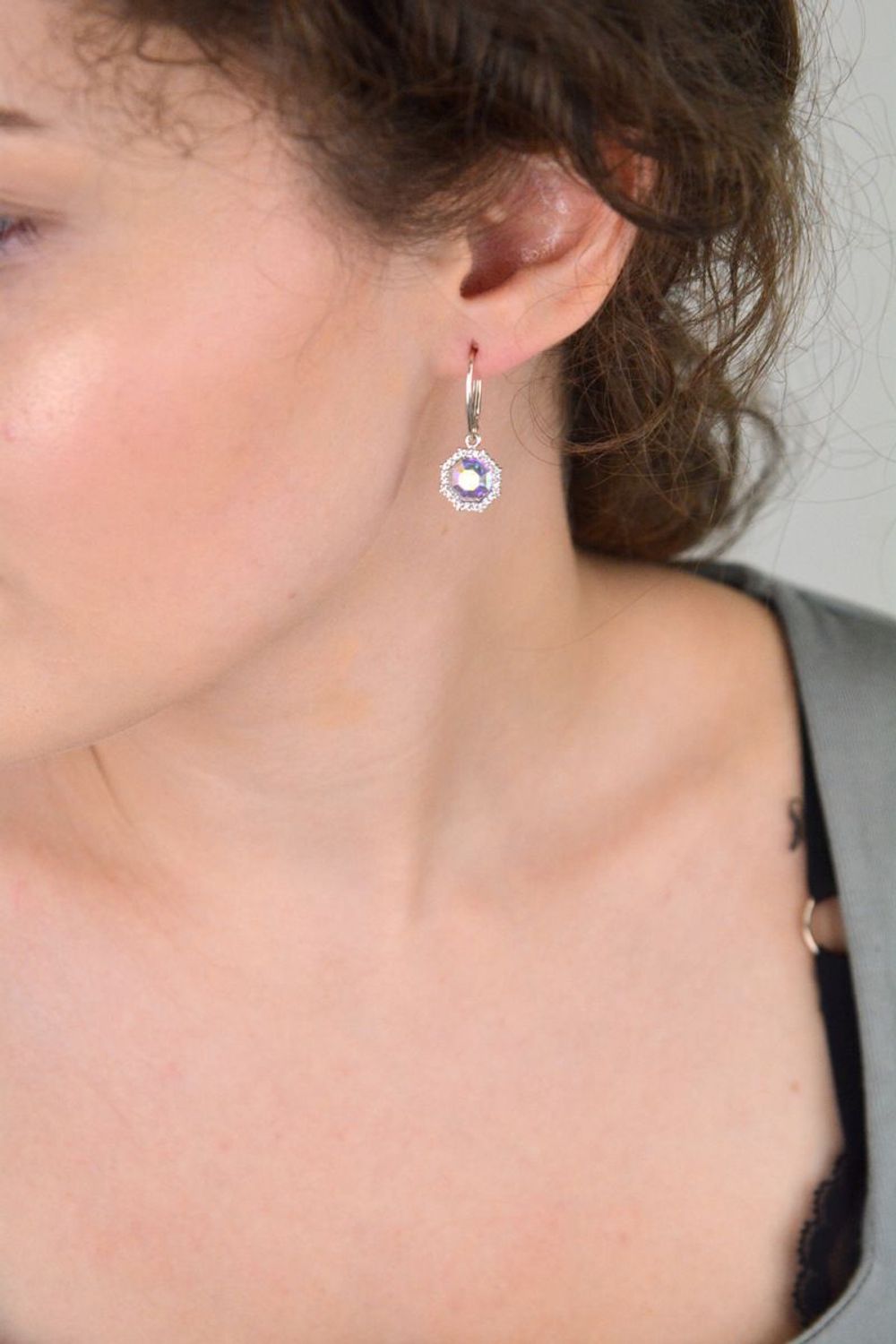 Kolczyki srebrne DIA-KLC-6114-925 – geometryczne wiszące zdobione kryształem Swarovski i cyrkoniami. Długość 3,0 cm, szerokość 1,1 cm, próba 925, zapięcie bigiel angielski. Elegancja i luksus.jpg