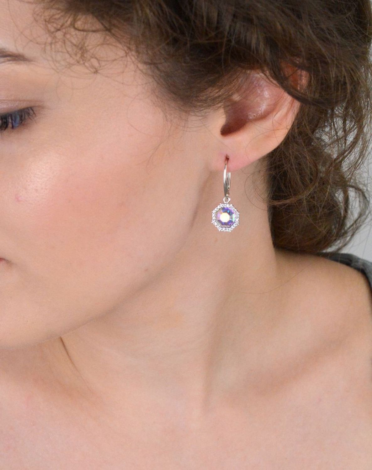 Kolczyki srebrne DIA-KLC-6114-925 – geometryczne wiszące zdobione kryształem Swarovski i cyrkoniami. Długość 3,0 cm, szerokość 1,1 cm, próba 925, zapięcie bigiel angielski. Elegancja i luksus.jpg