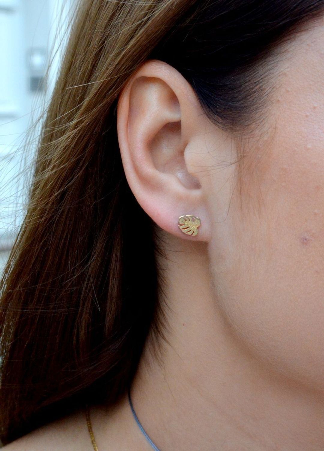 Złote kolczyki próby 585 w kształcie listka Monstery DIA-KLC-6180-585dcvd.jpg