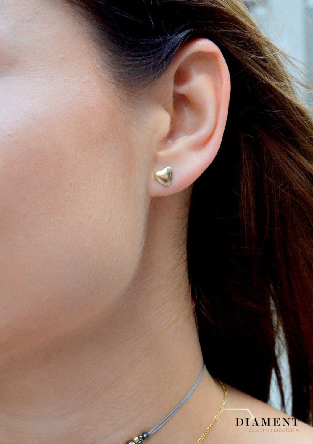 'Złote kolczyki 585 wypukłe serca DIA-KLC-6188-585'. Złote, gładkie kolczyki z motywem serca. Minimalistyczna biżuteria zapinana na sztyft. Idealny pomysł na prezent.jpg