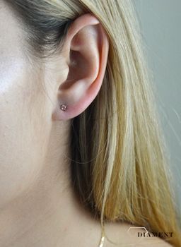 Złote kolczyki 585 różowa cyrkonia DIA-KLC-6190-585. 💎 Złote kolczyki wykonane z najwyższej jakości złota próby 585 💎 Cyrkonia wprawiona w kolczyk znajduję się w kwadratowej złotej oprawie. 💎 Kolczyki z wygodnym.JPG