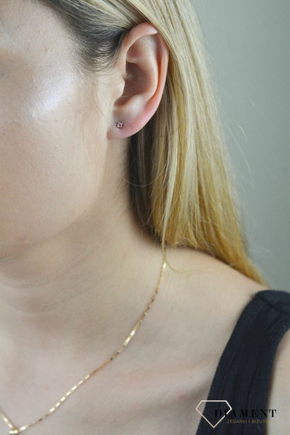 Złote kolczyki 585 różowa cyrkonia DIA-KLC-6190-585. 💎 Złote kolczyki wykonane z najwyższej jakości złota próby 585 💎 Cyrkonia wprawiona w kolczyk znajduję się w kwadratowej złotej oprawie. 💎 Kolczyki z.jpg