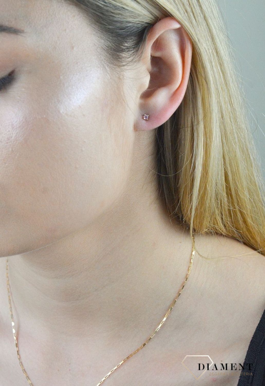 Złote kolczyki 585 różowa cyrkonia DIA-KLC-6190-585. 💎 Złote kolczyki wykonane z najwyższej jakości złota próby 585 💎 Cyrkonia wprawiona w kolczyk znajduję się w kwadratowej złotej oprawie. 💎 Kolczyki z.jpg