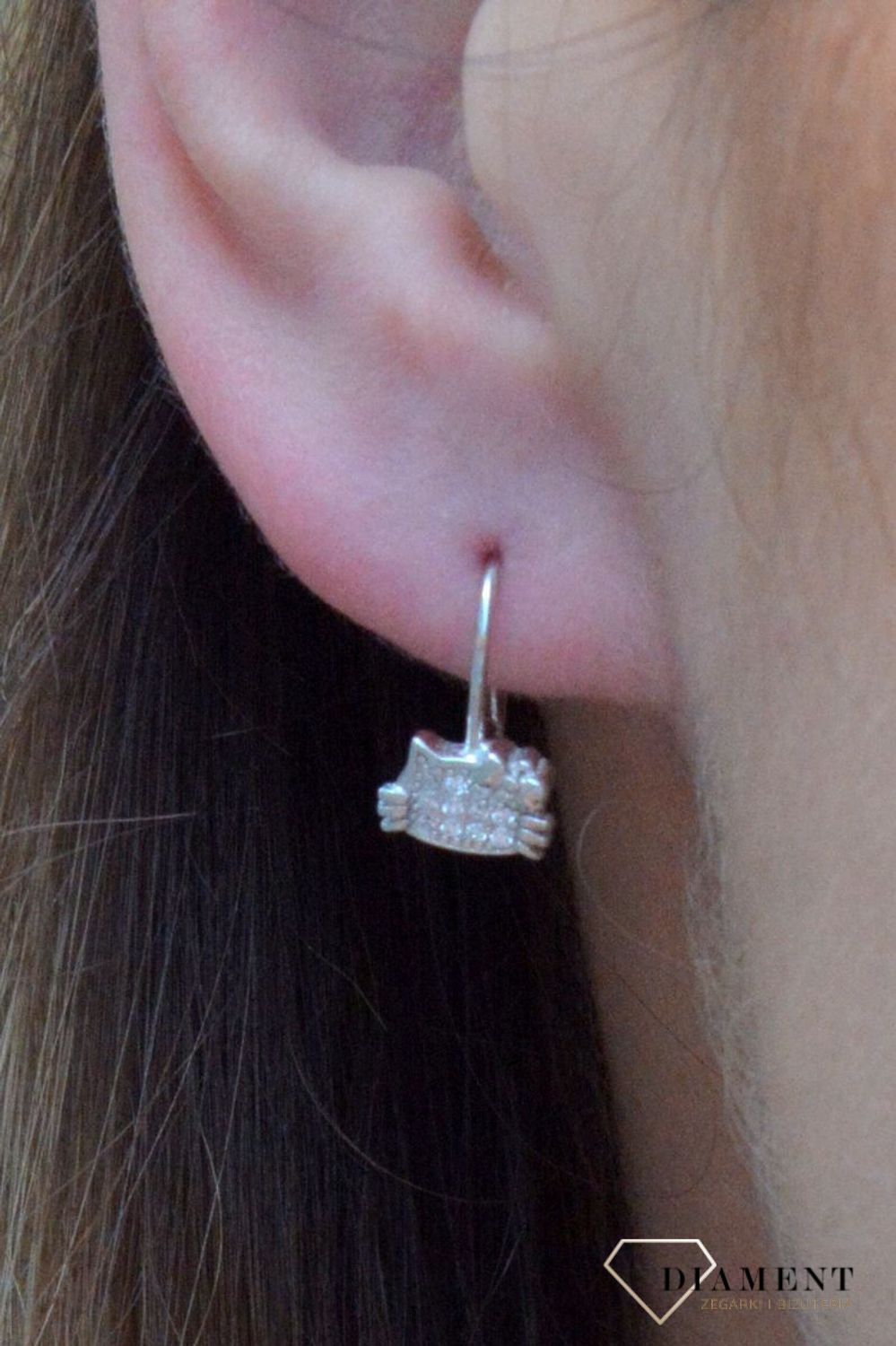 Srebrne kolczyki kotki z białą cyrkonią DIA-KLC-6319-925. Srebrne kolczyki dla dziewczynki z zawieszką w kształcie kotka ozdobione białą cyrkonią. Kolczyki w minimalistycznym stylu, wpisujące się w obecne t.jpg