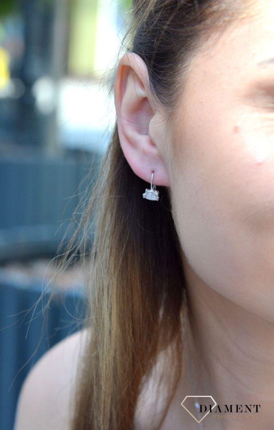 Srebrne kolczyki kotki z białą cyrkonią DIA-KLC-6319-925. Srebrne kolczyki dla dziewczynki z zawieszką w kształcie kotka ozdobione białą cyrkonią. Kolczyki w minimalistycznym stylu, wpisujące się w obecne t.jpg