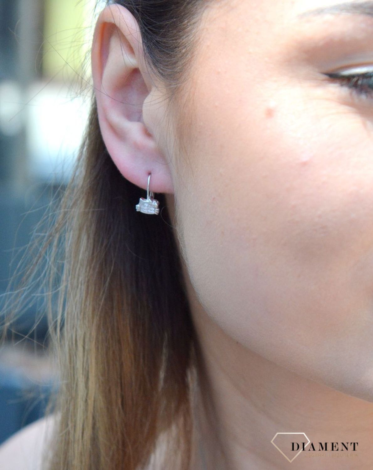 Srebrne kolczyki kotki z białą cyrkonią DIA-KLC-6319-925. Srebrne kolczyki dla dziewczynki z zawieszką w kształcie kotka ozdobione białą cyrkonią. Kolczyki w minimalistycznym stylu, wpisujące się w obecne t.jpg