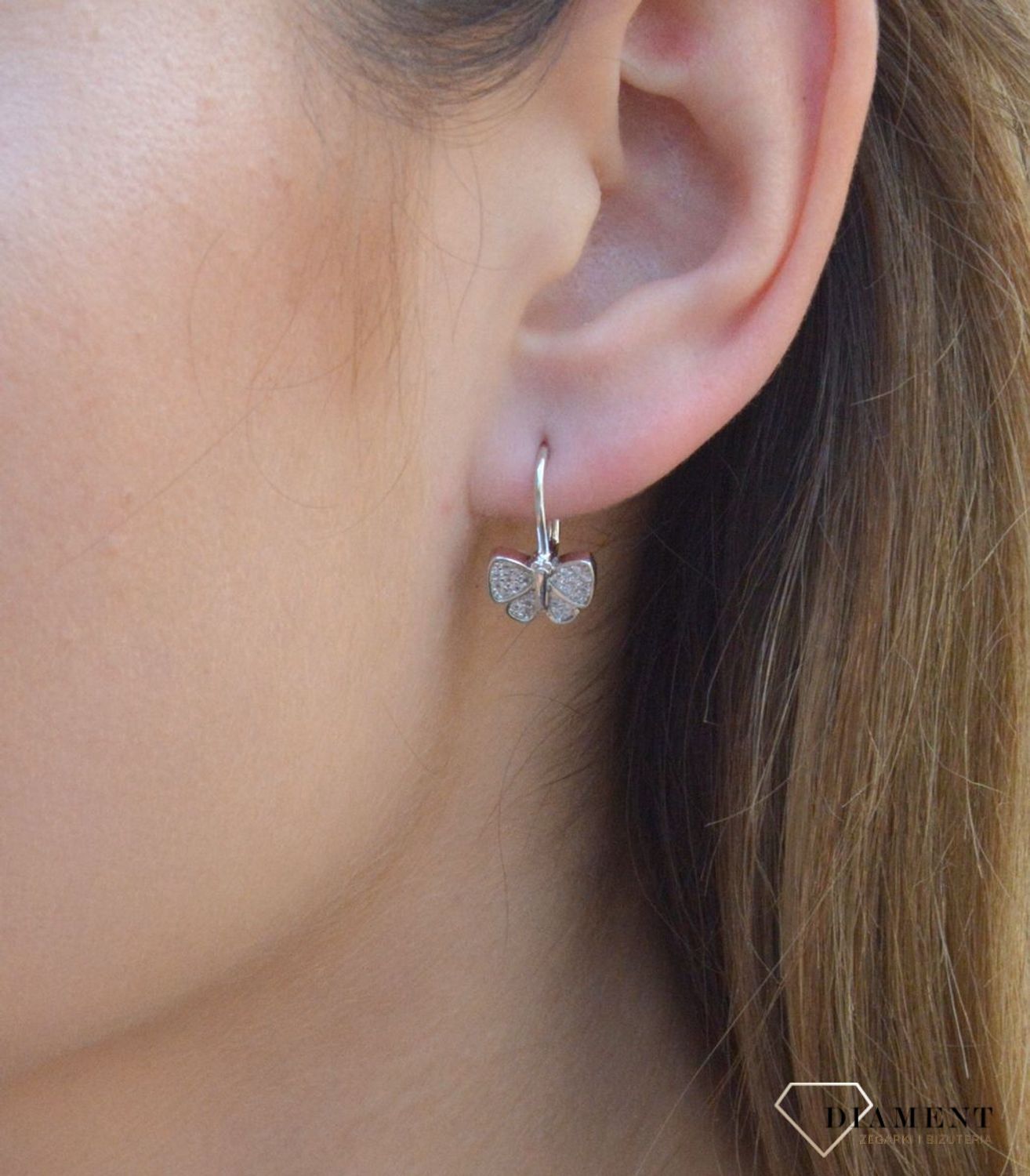 Srebrne kolczyki w kształcie motyli z cyrkoniami DIA-KLC-6320-925.Srebrne kolczyki przy uchu w kształcie motyli. Kolczyki motylki zostały ozdobione cyrkonią. Kolczyki te symbolizują symbol szczęścia, natchn.jpg