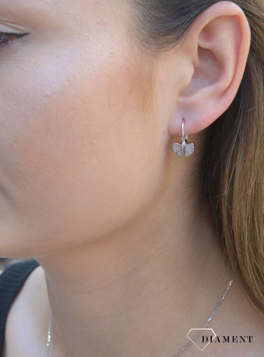 Srebrne kolczyki w kształcie motyli z cyrkoniami DIA-KLC-6320-925.Srebrne kolczyki przy uchu w kształcie motyli. Kolczyki motylki zostały ozdobione cyrkonią. Kolczyki te symbolizują symbol szczęścia, natchn.jpg