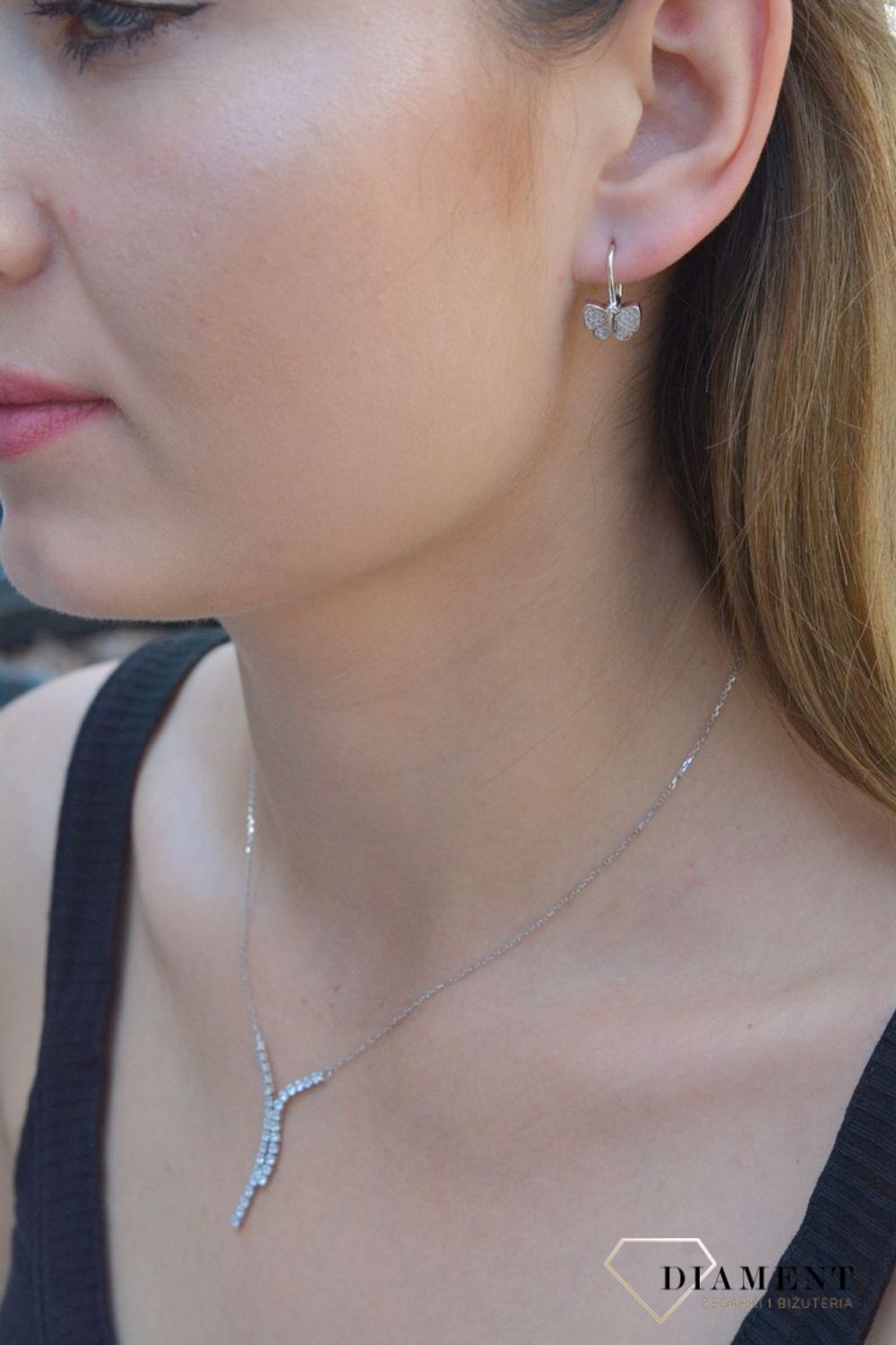 Srebrne kolczyki w kształcie motyli z cyrkoniami DIA-KLC-6320-925.Srebrne kolczyki przy uchu w kształcie motyli. Kolczyki motylki zostały ozdobione cyrkonią. Kolczyki te symbolizują symbol szczęścia, natchn.jpg