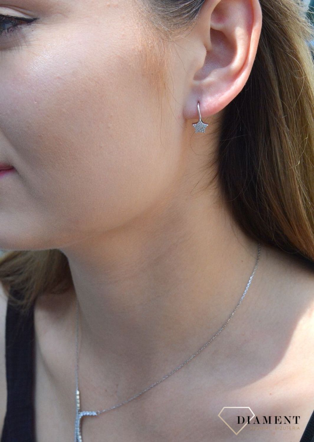 Kolczyki srebrne gwiazdki z cyrkonią DIA-KLC-6322-925. Kolczyki srebrne gwiazdki na zapięcie angielskie. Delikatne kolczyki celebrytki wykonane z najwyższej jakości srebrna próby 925. Kolczyki w minimalisty.jpg