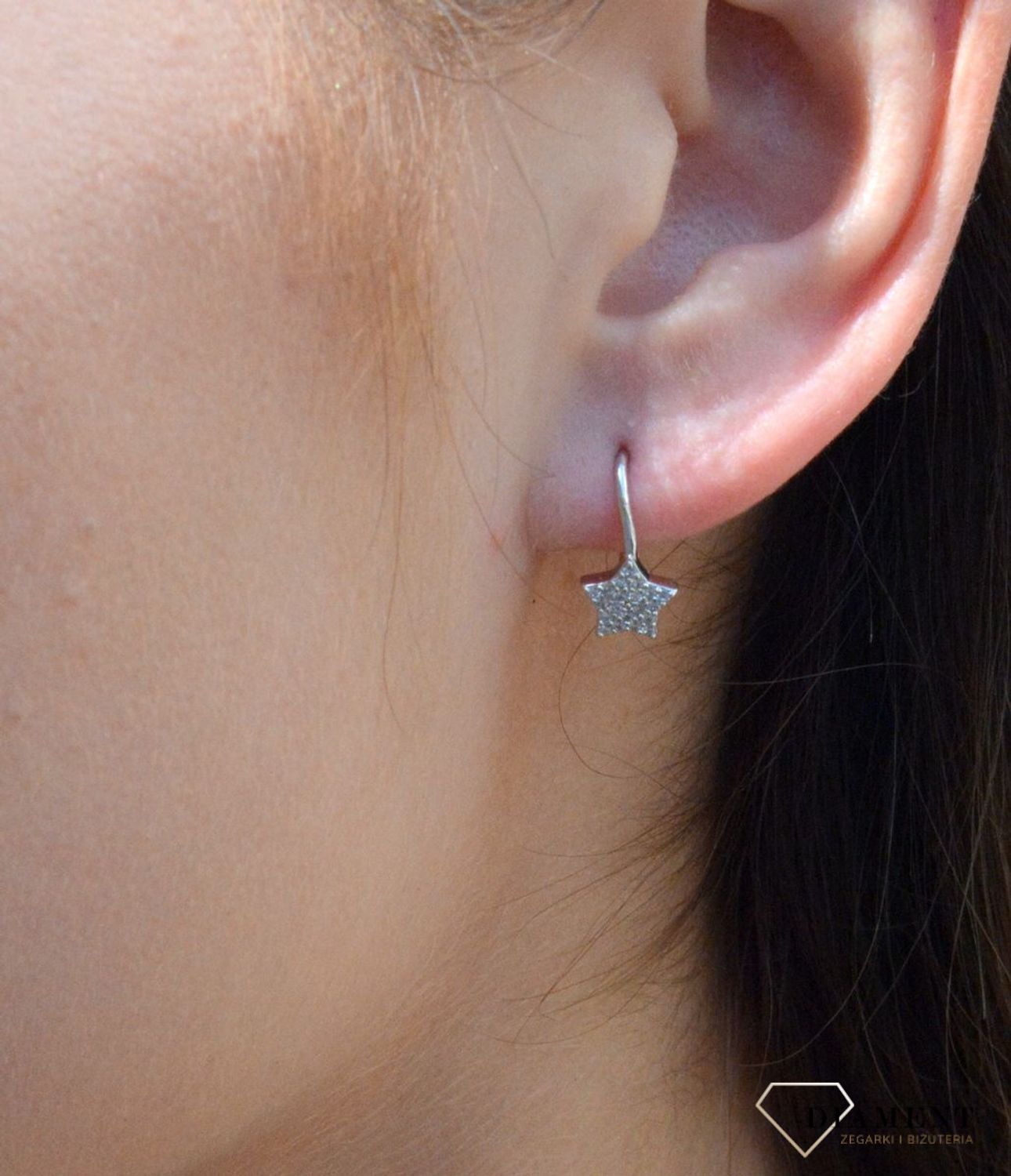 Kolczyki srebrne gwiazdki z cyrkonią DIA-KLC-6322-925. Kolczyki srebrne gwiazdki na zapięcie angielskie. Delikatne kolczyki celebrytki wykonane z najwyższej jakości srebrna próby 925. Kolczyki w minimalisty.jpg