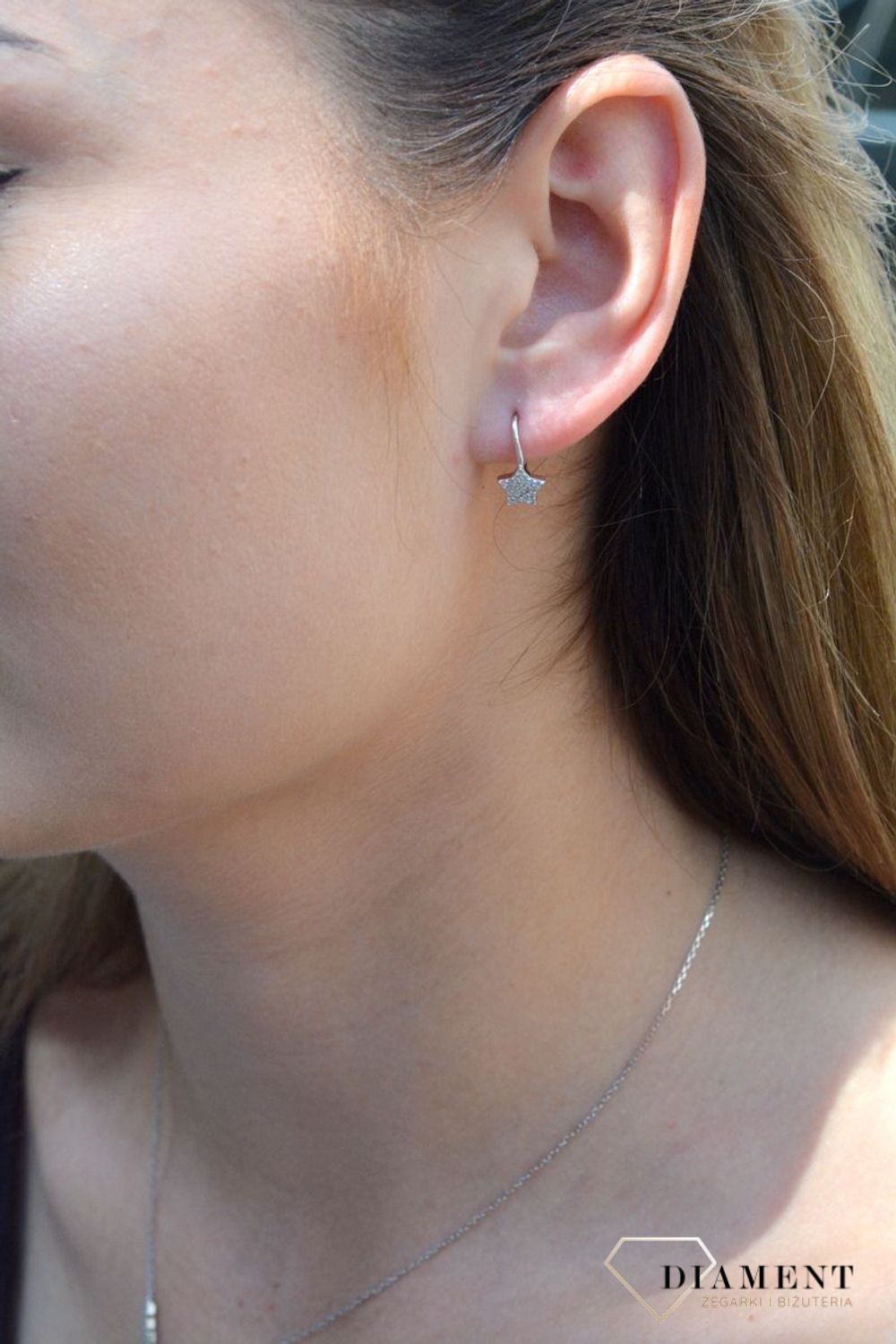Kolczyki srebrne gwiazdki z cyrkonią DIA-KLC-6322-925. Kolczyki srebrne gwiazdki na zapięcie angielskie. Delikatne kolczyki celebrytki wykonane z najwyższej jakości srebrna próby 925. Kolczyki w minimalisty.jpg