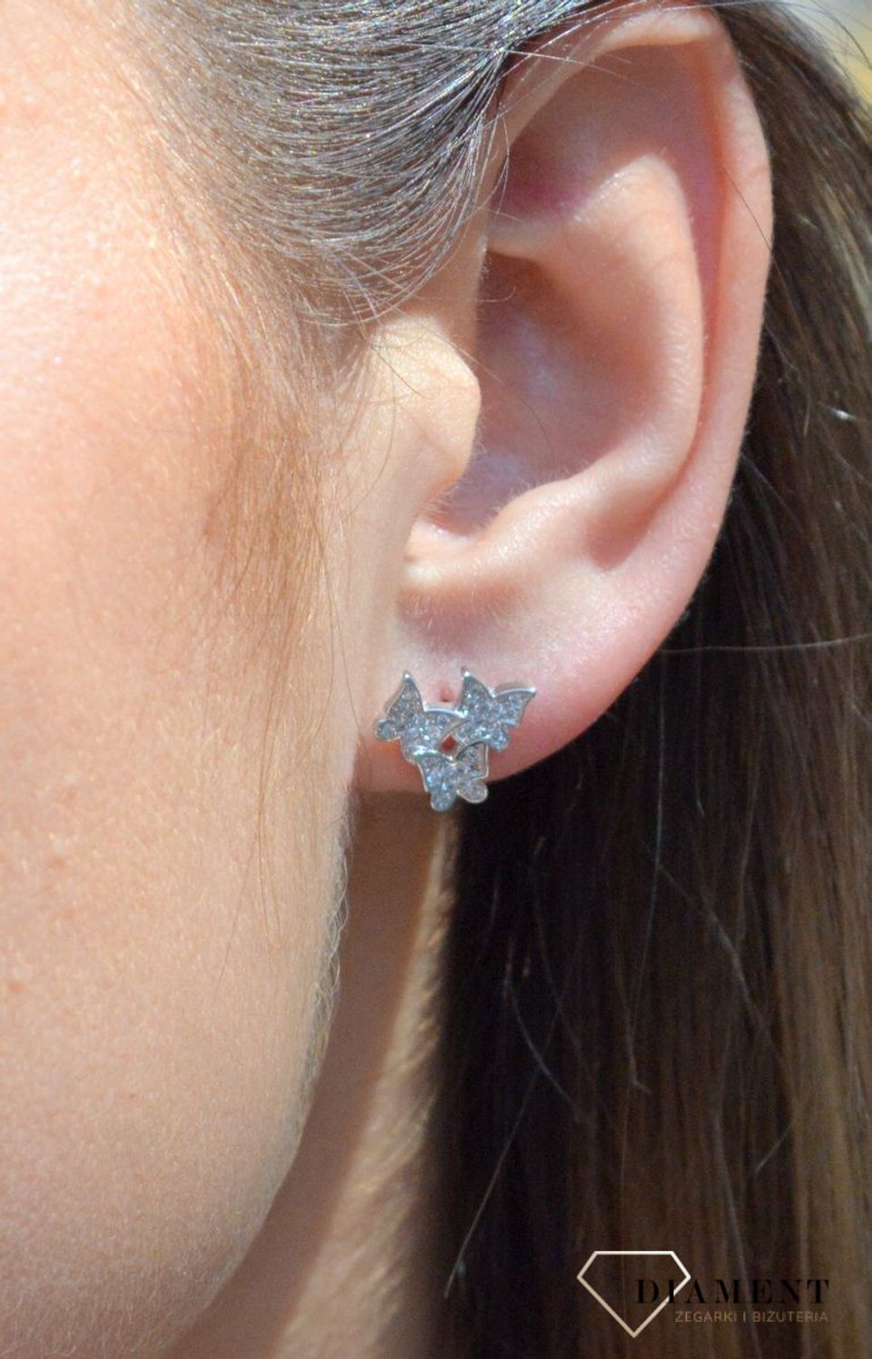 Srebrne kolczyki w kształcie trzech motyli z cyrkoniami DIA-KLC-6323-925 Kolczyki motylki zostały ozdobione cyrkonią. Kolczyki te symbolizują symbol szczęścia, natchnienia oraz piękna. Oryginalne kolczyki srebrne o niecodzienn.jpg