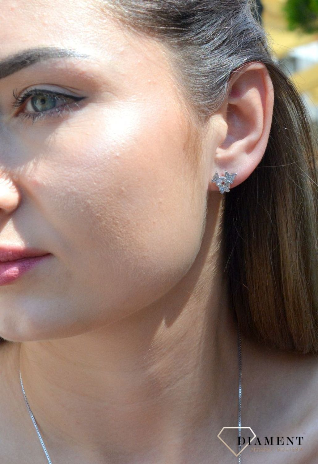 Srebrne kolczyki w kształcie trzech motyli z cyrkoniami DIA-KLC-6323-925 Kolczyki motylki zostały ozdobione cyrkonią. Kolczyki te symbolizują symbol szczęścia, natchnienia oraz piękna. Oryginalne kolczyki srebrne o niecodzienn.jpg