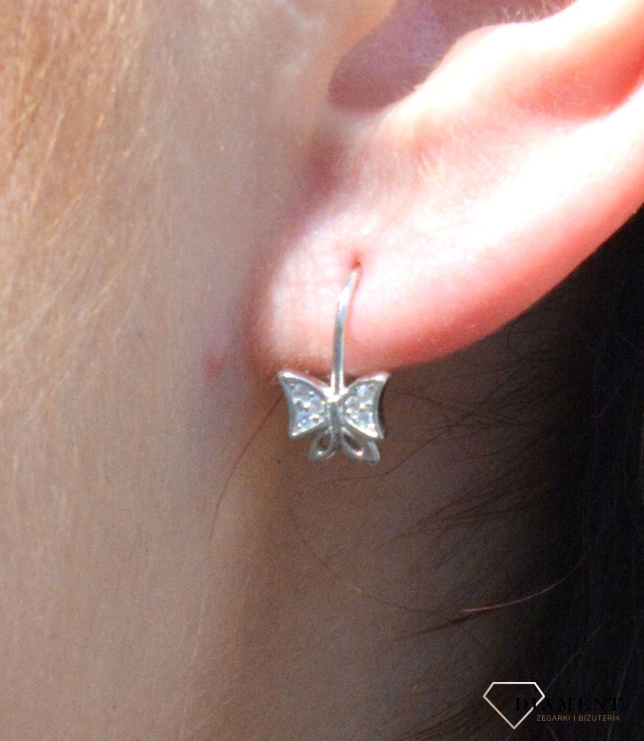 Srebrne kolczyki motylki z białą cyrkonią DIA-KLC-6324-925. Srebrne kolczyki dla dziewczynki z zawieszką w kształcie motylka ozdobione białą cyrkonią. Kolczyki w minimalistycznym stylu, wpisujące się w obec.jpg