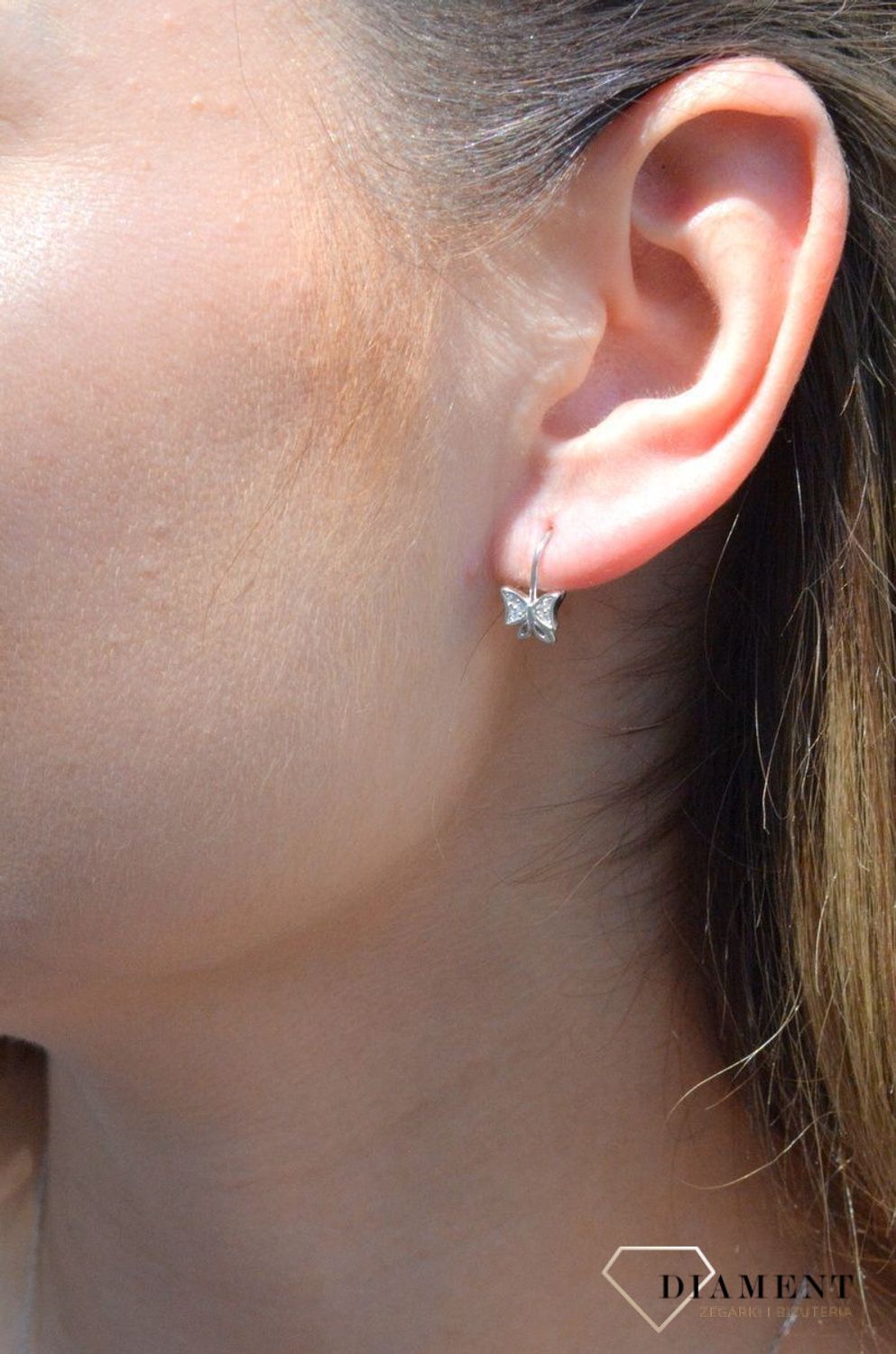 Srebrne kolczyki motylki z białą cyrkonią DIA-KLC-6324-925. Srebrne kolczyki dla dziewczynki z zawieszką w kształcie motylka ozdobione białą cyrkonią. Kolczyki w minimalistycznym stylu, wpisujące się w obec.jpg