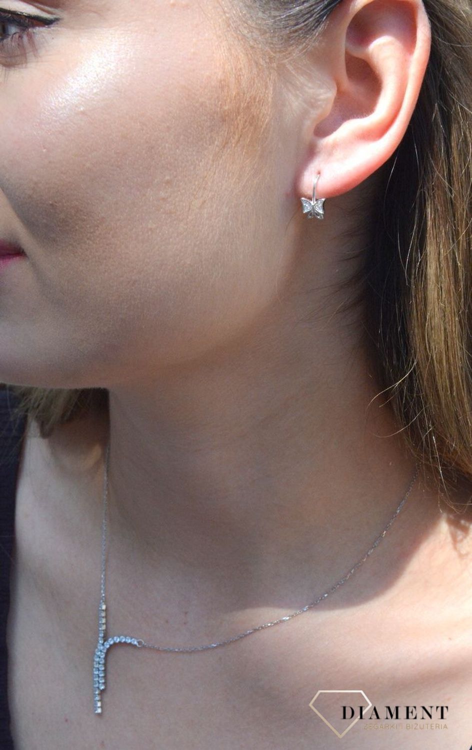 Srebrne kolczyki motylki z białą cyrkonią DIA-KLC-6324-925. Srebrne kolczyki dla dziewczynki z zawieszką w kształcie motylka ozdobione białą cyrkonią. Kolczyki w minimalistycznym stylu, wpisujące się w obec.jpg