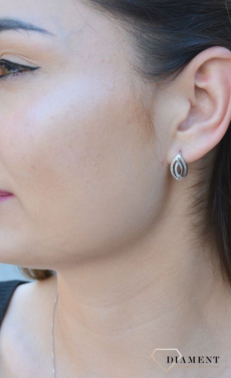 Kolczyki srebrne owalne wysadzone cyrkoniami DIA-KLC-6326-925. Kolczyki srebrne owalne. Kolczyki na bigiel. kolczyki srebrne damskie. Kolczyki srebrne z cyrkoniami. kolczyki srebrne idealne na prezent..jpg