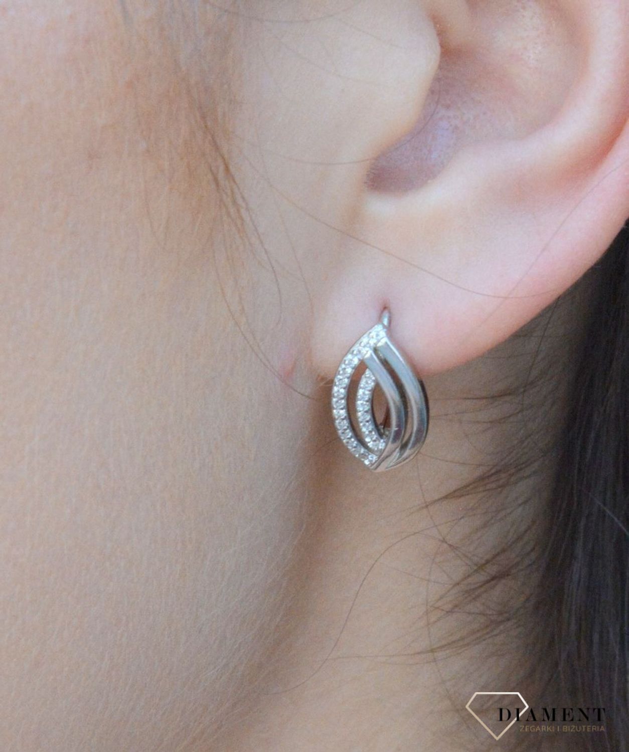 Kolczyki srebrne owalne wysadzone cyrkoniami DIA-KLC-6326-925. Kolczyki srebrne owalne. Kolczyki na bigiel. kolczyki srebrne damskie. Kolczyki srebrne z cyrkoniami. kolczyki srebrne idealne na prezent..jpg