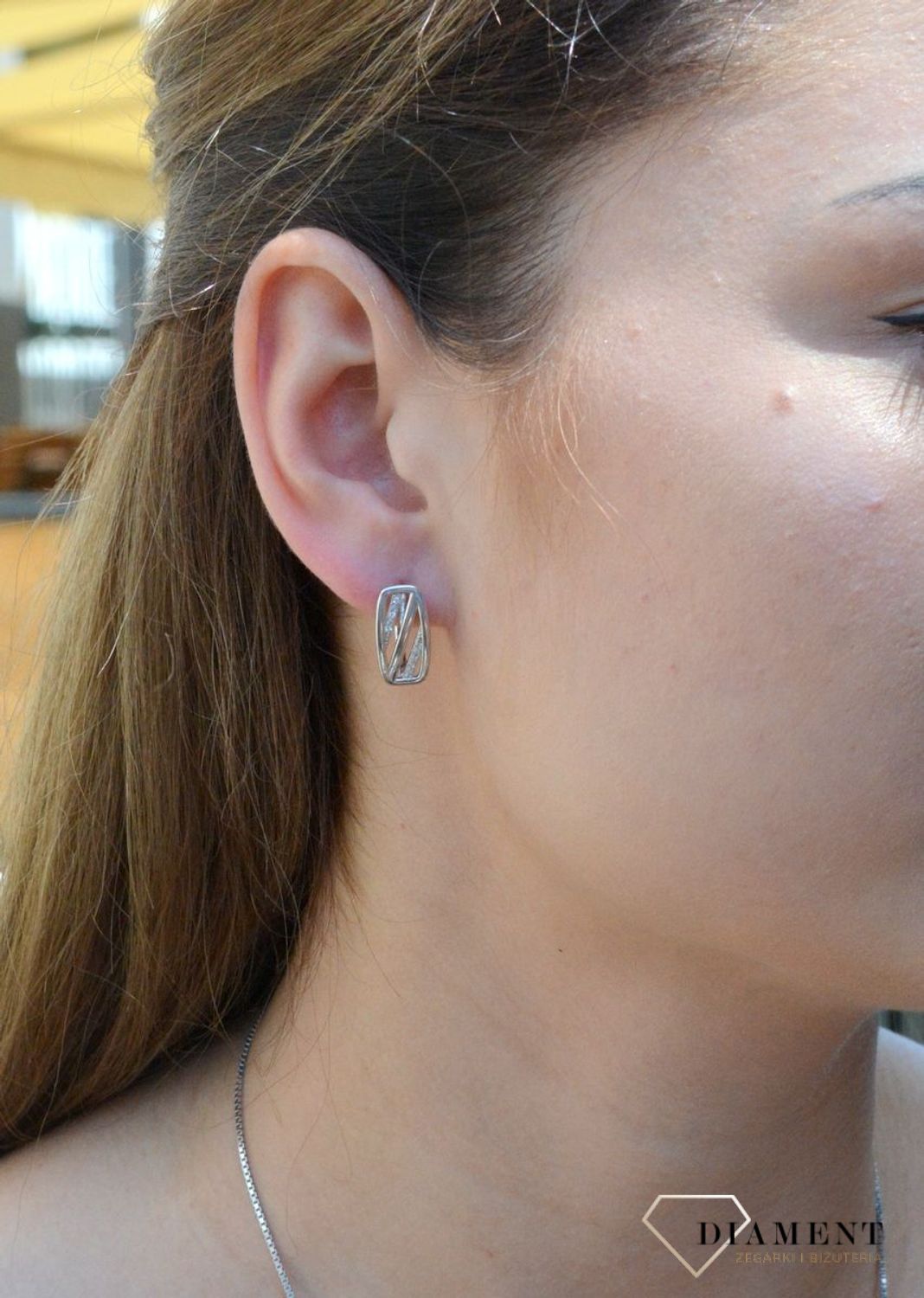 Srebrne kolczyki 925 zapięcie angielskie DIA-KLC-6327-925. Srebrne kolczyki damskie w kształcie prostokąta wydają się być jednym z najbardziej uniwersalnych i nieprzerwanie popularnych wzorów biżuterii. Kolczyki zostały ozdobi.jpg