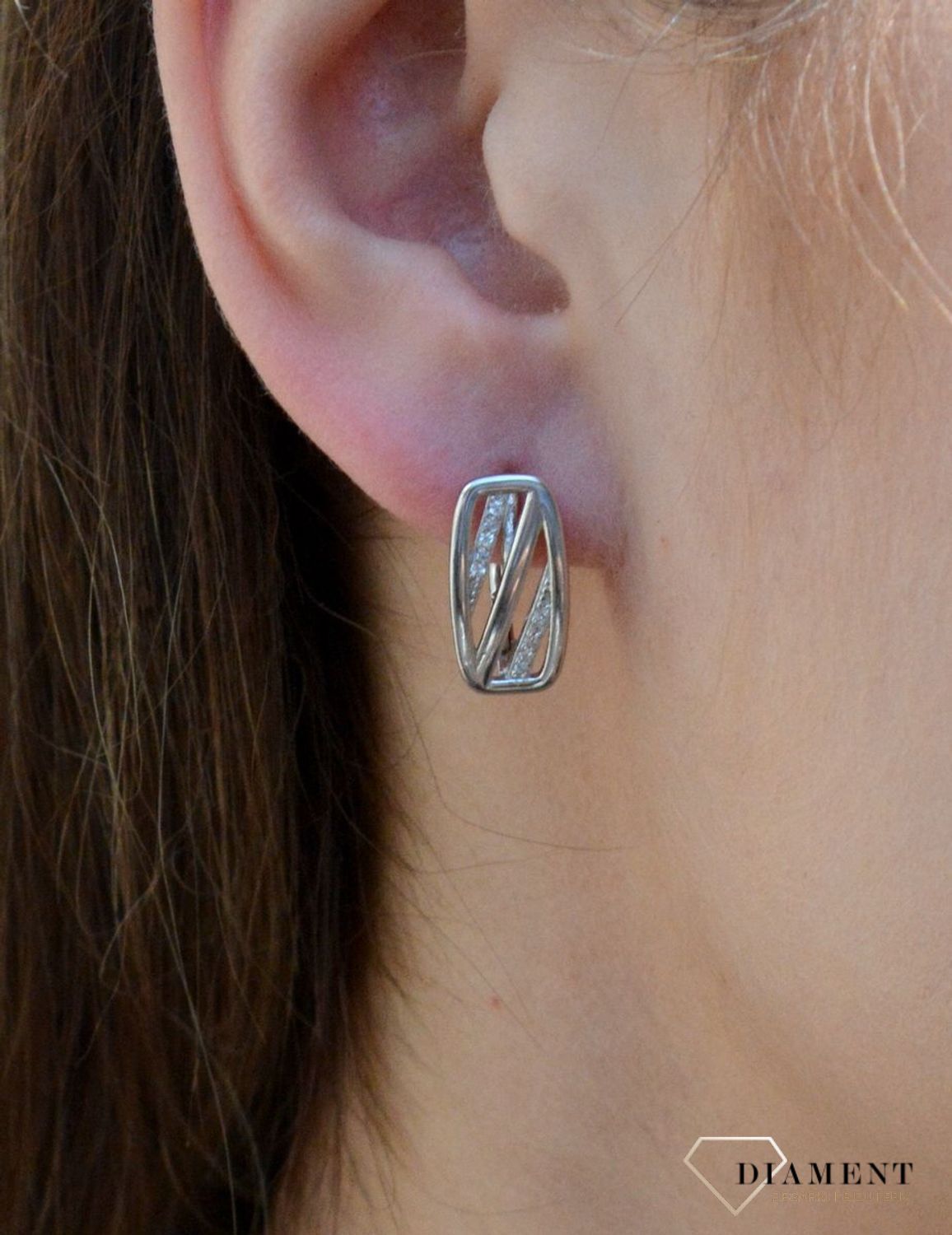 Srebrne kolczyki 925 zapięcie angielskie DIA-KLC-6327-925. Srebrne kolczyki damskie w kształcie prostokąta wydają się być jednym z najbardziej uniwersalnych i nieprzerwanie popularnych wzorów biżuterii. Kolczyki zostały ozdobi.jpg