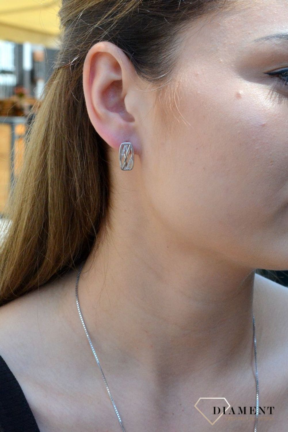 Srebrne kolczyki 925 zapięcie angielskie DIA-KLC-6327-925. Srebrne kolczyki damskie w kształcie prostokąta wydają się być jednym z najbardziej uniwersalnych i nieprzerwanie popularnych wzorów biżuterii. Kolczyki zostały ozdobi.jpg