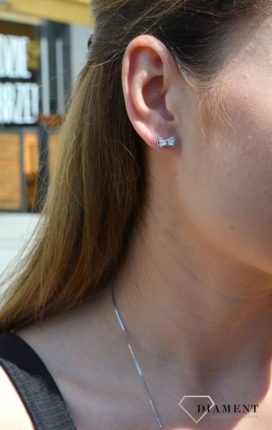 Srebrne kolczyki kokardki damskie z cyrkonią DIA-KLC-6328-925. Kolczyki wykonane z najwyższej jakości srebra próby 925. Nowa interpretacja klasycznego wzoru ozdobionego cyrkonią..jpg