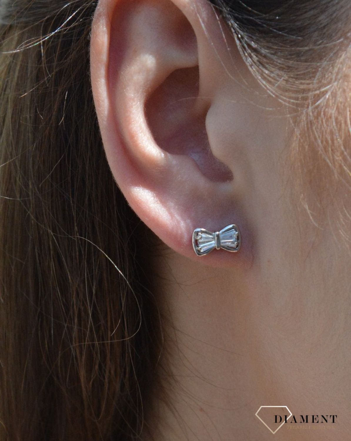 Srebrne kolczyki kokardki damskie z cyrkonią DIA-KLC-6328-925. Kolczyki wykonane z najwyższej jakości srebra próby 925. Nowa interpretacja klasycznego wzoru ozdobionego cyrkonią..jpg