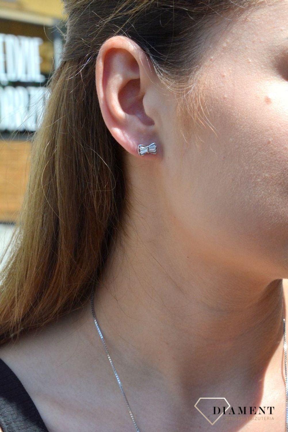 Srebrne kolczyki kokardki damskie z cyrkonią DIA-KLC-6328-925. Kolczyki wykonane z najwyższej jakości srebra próby 925. Nowa interpretacja klasycznego wzoru ozdobionego cyrkonią..jpg