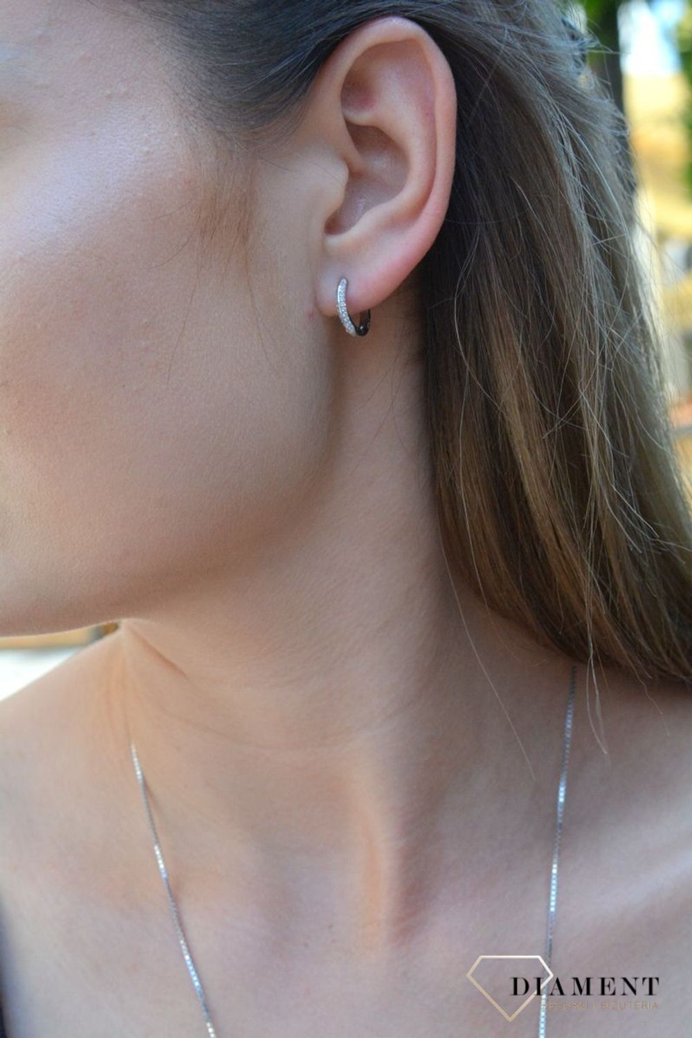 Kolczyki srebrne kółeczka z cyrkonią DIA-KLC-6329-925 Srebrna biżuteria wykonana z próby 925 o intrygującym wzorze. Biżuteria z cyrkoniami. Idealny pomysł na prezent. Kolczyki wykonane z najwyższej próby srebra z cyrkonią..jpg