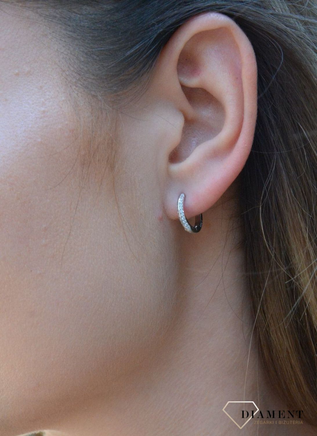 Kolczyki srebrne kółeczka z cyrkonią DIA-KLC-6329-925 Srebrna biżuteria wykonana z próby 925 o intrygującym wzorze. Biżuteria z cyrkoniami. Idealny pomysł na prezent. Kolczyki wykonane z najwyższej próby srebra z cyrkonią..jpg