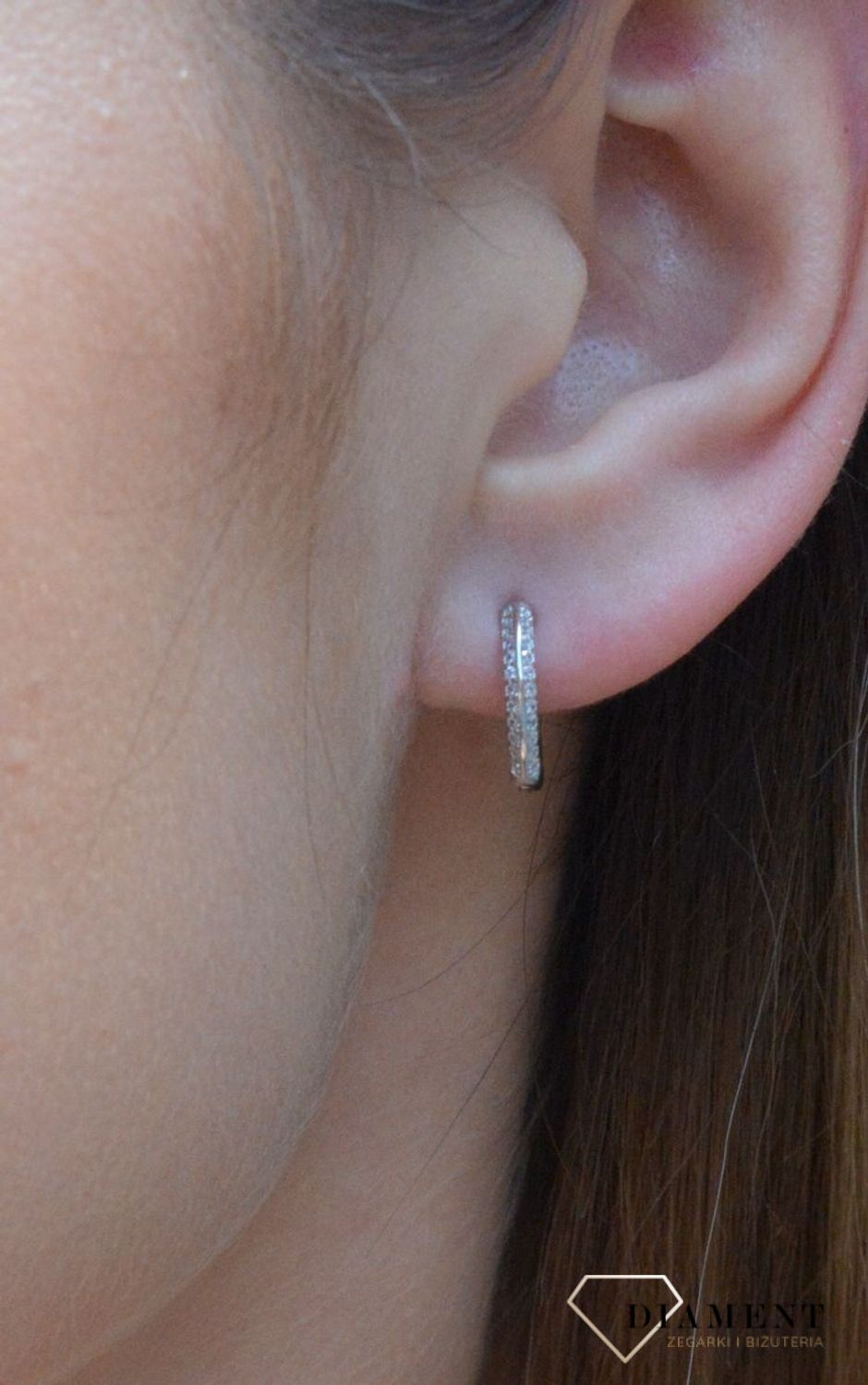 Kolczyki srebrne kółeczka z cyrkonią DIA-KLC-6329-925 Srebrna biżuteria wykonana z próby 925 o intrygującym wzorze. Biżuteria z cyrkoniami. Idealny pomysł na prezent. Kolczyki wykonane z najwyższej próby srebra z cyrkonią..jpg