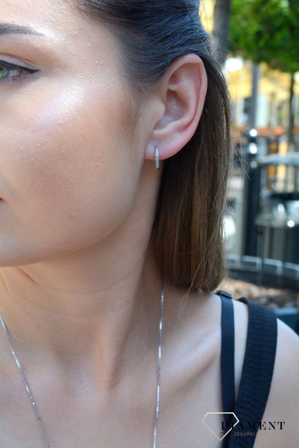 Kolczyki srebrne kółeczka z cyrkonią DIA-KLC-6329-925 Srebrna biżuteria wykonana z próby 925 o intrygującym wzorze. Biżuteria z cyrkoniami. Idealny pomysł na prezent. Kolczyki wykonane z najwyższej próby srebra z cyrkonią..jpg