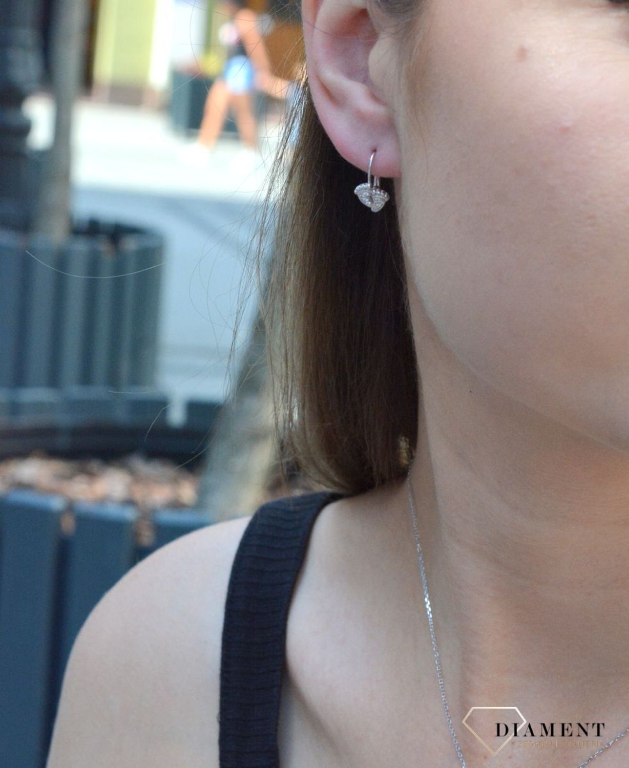 Kolczyki srebrne stópki białe cyrkonie DIA-KLC-6332. Srebrne kolczyki w formie stópek, zapinane na zapięcie angielskie. Delikatna biżuteria wykonana z pr925 szlachetnego kruszcu, urzeka subtelnym blaskiem o.jpg