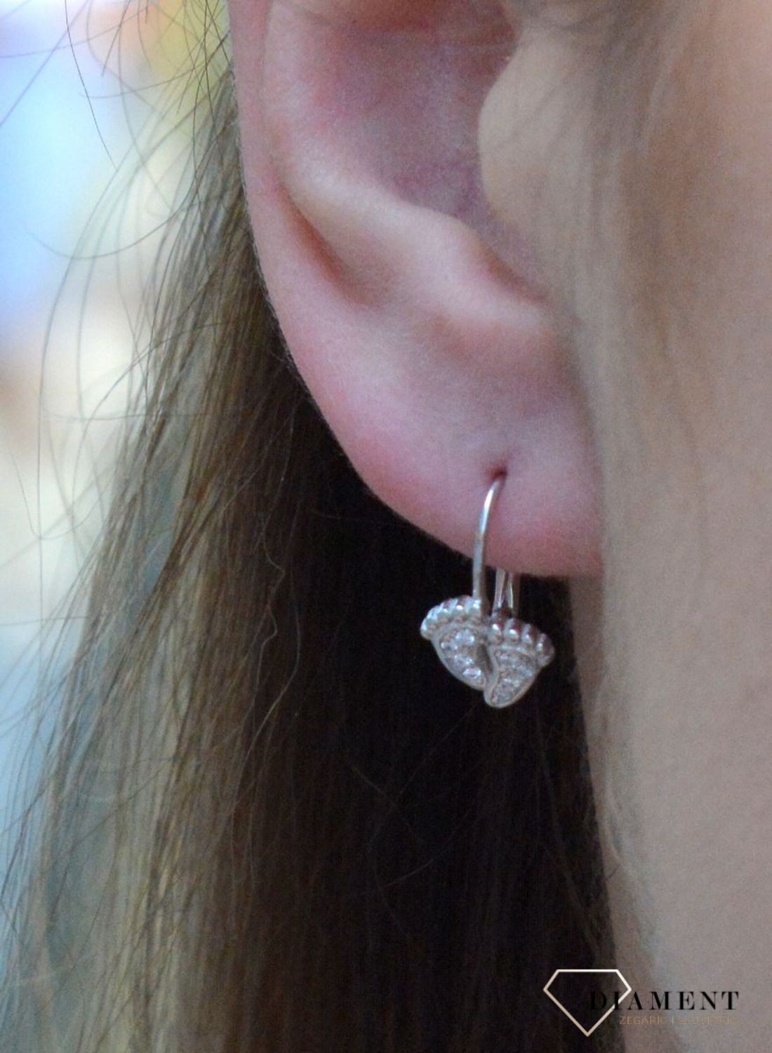Kolczyki srebrne stópki białe cyrkonie DIA-KLC-6332. Srebrne kolczyki w formie stópek, zapinane na zapięcie angielskie. Delikatna biżuteria wykonana z pr925 szlachetnego kruszcu, urzeka subtelnym blaskiem o.jpg