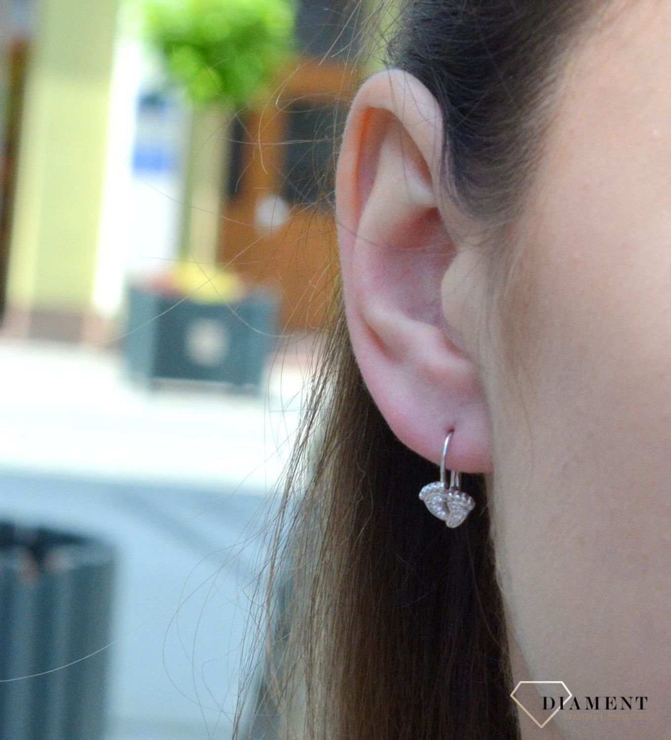 Kolczyki srebrne stópki białe cyrkonie DIA-KLC-6332. Srebrne kolczyki w formie stópek, zapinane na zapięcie angielskie. Delikatna biżuteria wykonana z pr925 szlachetnego kruszcu, urzeka subtelnym blaskiem o.jpg