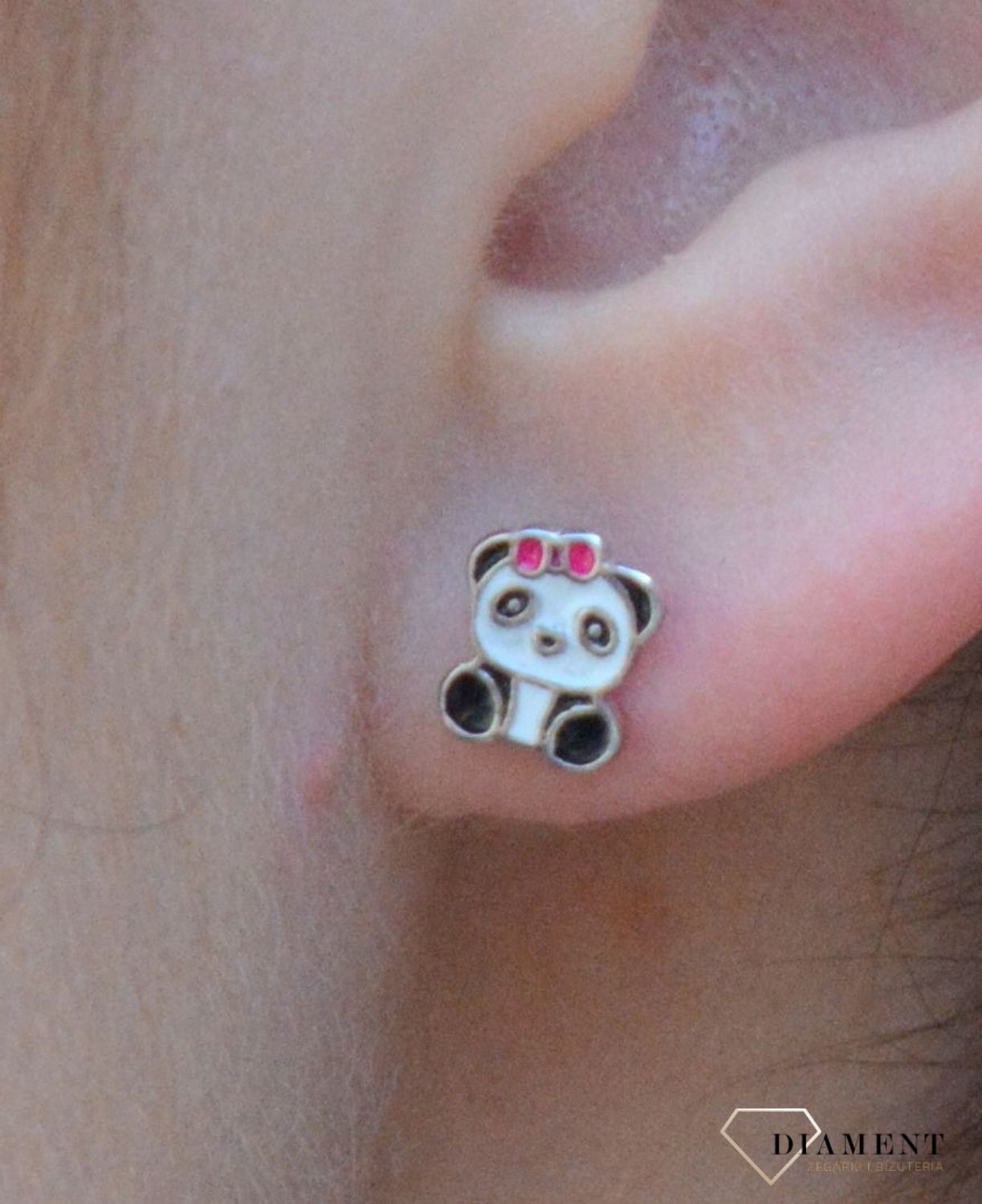 Kolczyki dla dziewczynki pandy DIA-KLC-6334-925. Śliczne kolczyki pandy z dziecięcej kolekcji. Kolczyki zapinane na wygodne zapięcie typu sztyft, wykonane z najwyższej jakości srebra próby 925. Kolczyki zostały ozdobione emali.jpg
