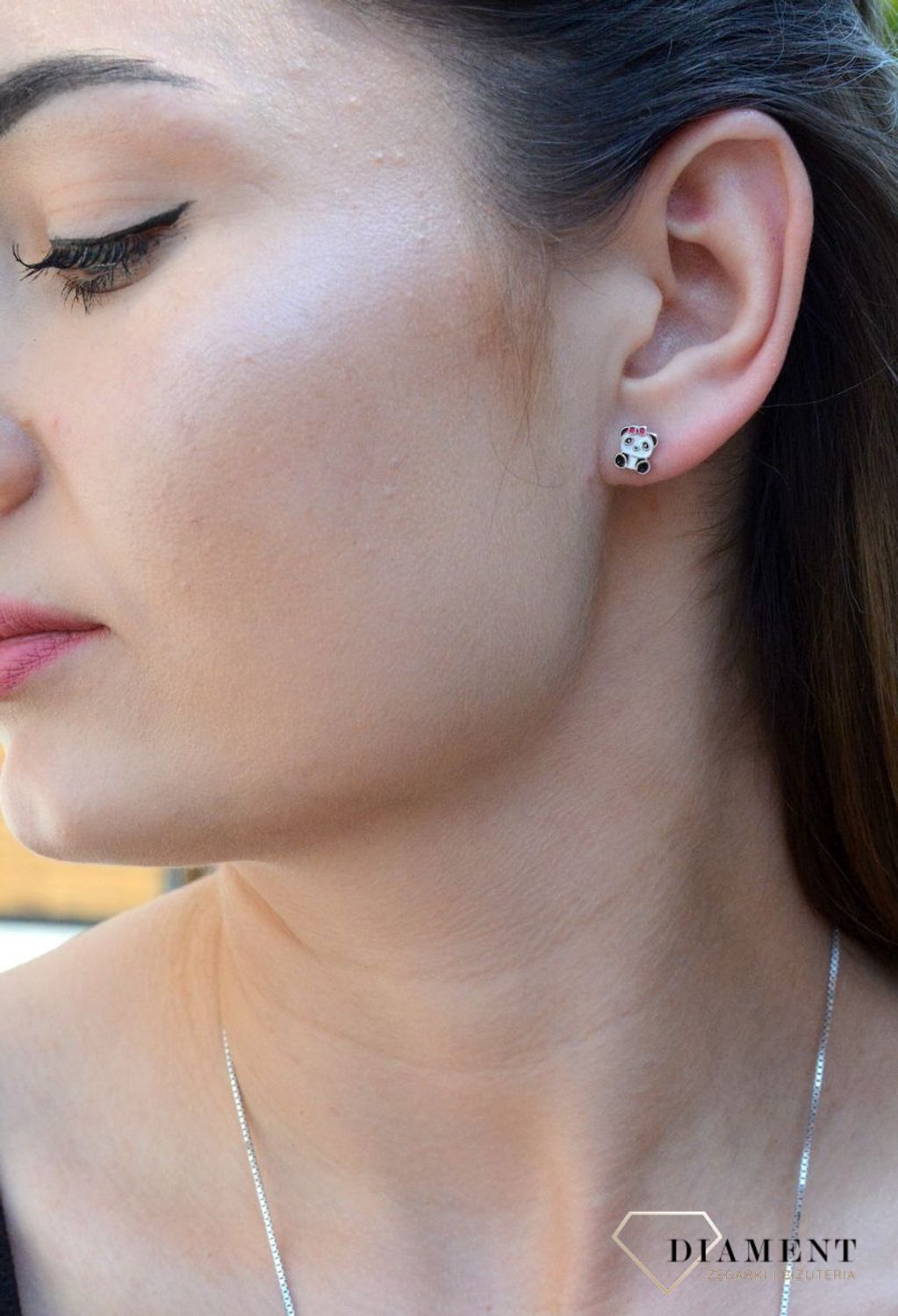 Kolczyki dla dziewczynki pandy DIA-KLC-6334-925. Śliczne kolczyki pandy z dziecięcej kolekcji. Kolczyki zapinane na wygodne zapięcie typu sztyft, wykonane z najwyższej jakości srebra próby 925. Kolczyki zostały ozdobione emali.jpg