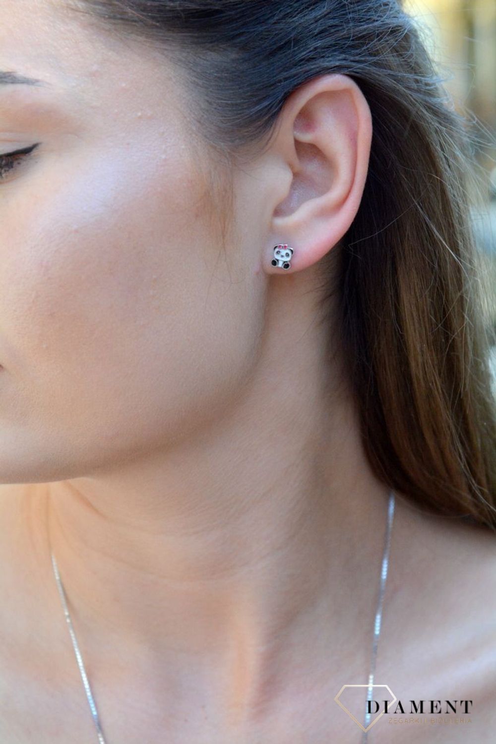 Kolczyki dla dziewczynki pandy DIA-KLC-6334-925. Śliczne kolczyki pandy z dziecięcej kolekcji. Kolczyki zapinane na wygodne zapięcie typu sztyft, wykonane z najwyższej jakości srebra próby 925. Kolczyki zostały ozdobione emali.jpg