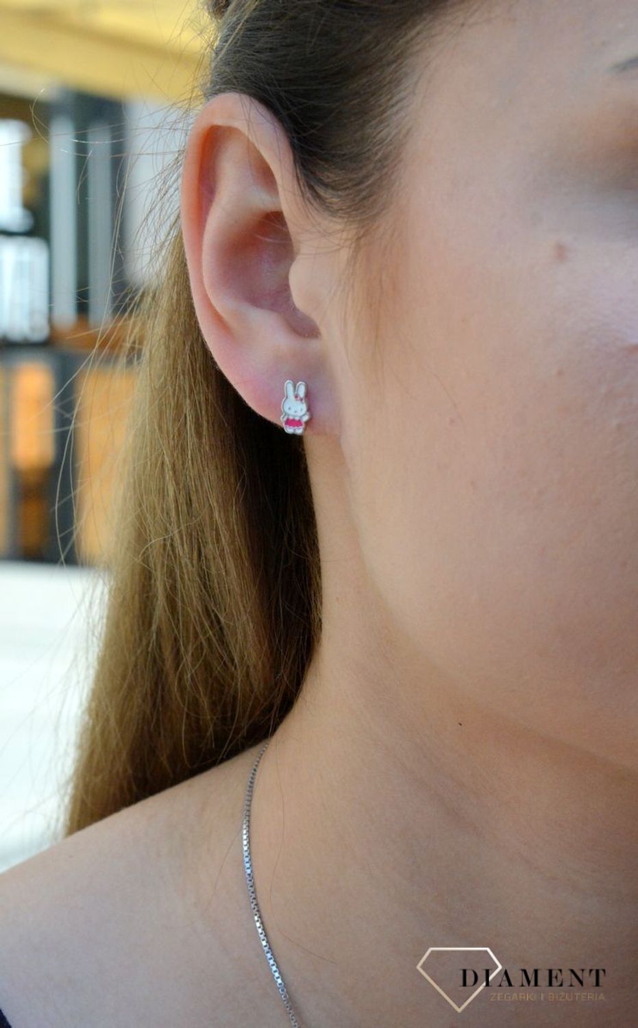Kolczyki dla dziewczynki króliczki DIA-KLC-6335-925. Śliczne kolczyki króliczki z dziecięcej kolekcji. Kolczyki zapinane na wygodne zapięcie typu sztyft, wykonane z najwyższej jakości srebra próby 925. Kolczyki zostały ozdobio.jpg