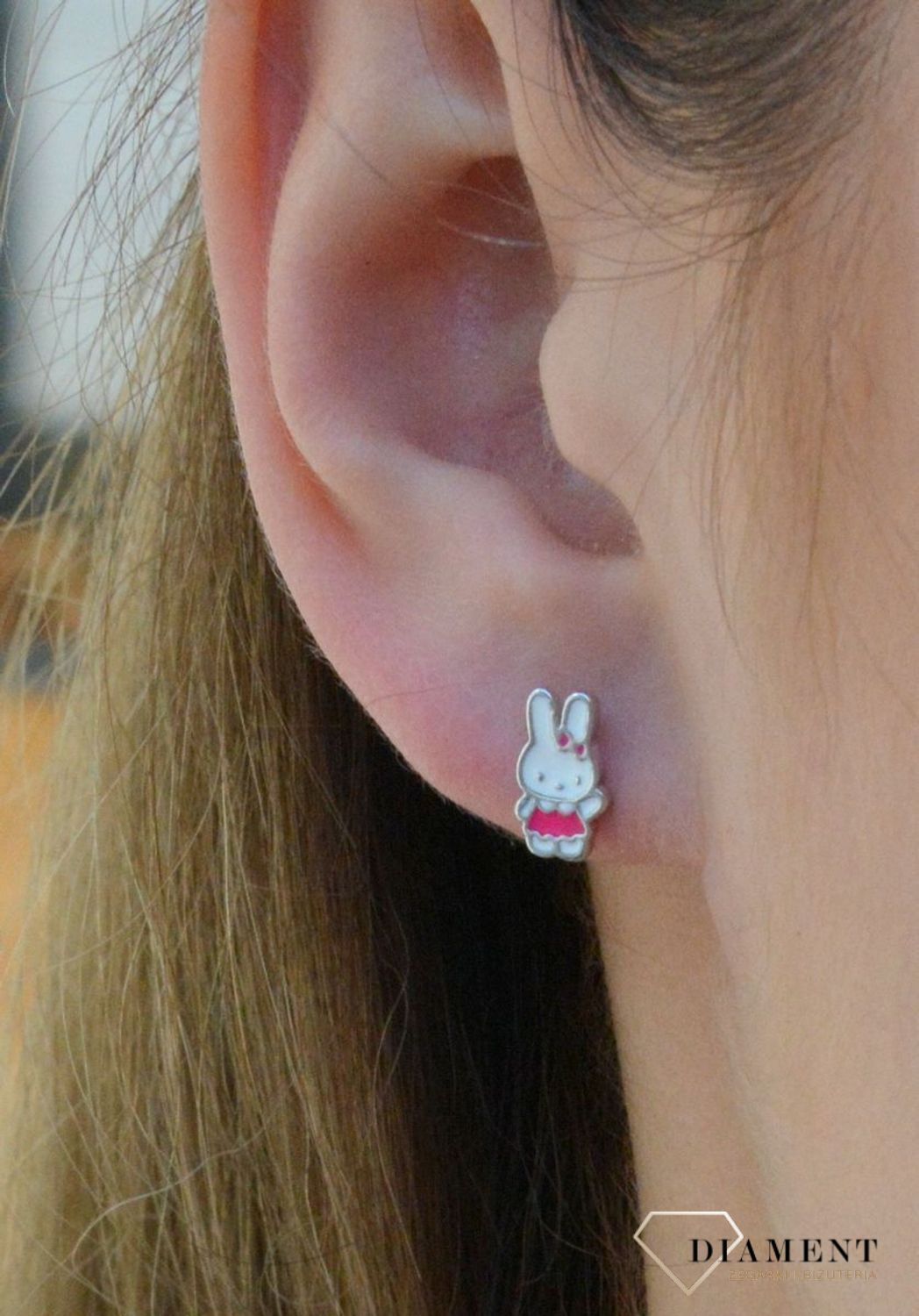 Kolczyki dla dziewczynki króliczki DIA-KLC-6335-925. Śliczne kolczyki króliczki z dziecięcej kolekcji. Kolczyki zapinane na wygodne zapięcie typu sztyft, wykonane z najwyższej jakości srebra próby 925. Kolczyki zostały ozdobio.jpg