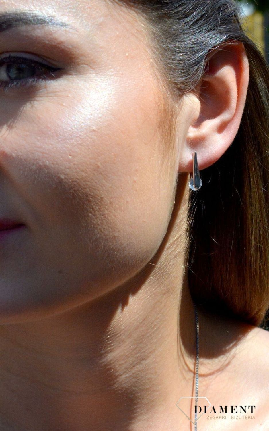 Srebrne kolczyki 925 zapięcie angielskie z cyrkonią DIA-KLC-6336-925Srebrne kolczyki damskie wydają się być jednym z najbardziej uniwersalnych i nieprzerwanie popularnych wzorów biżuterii. Kolczyki zostały ozdobione błyszczącą.jpg