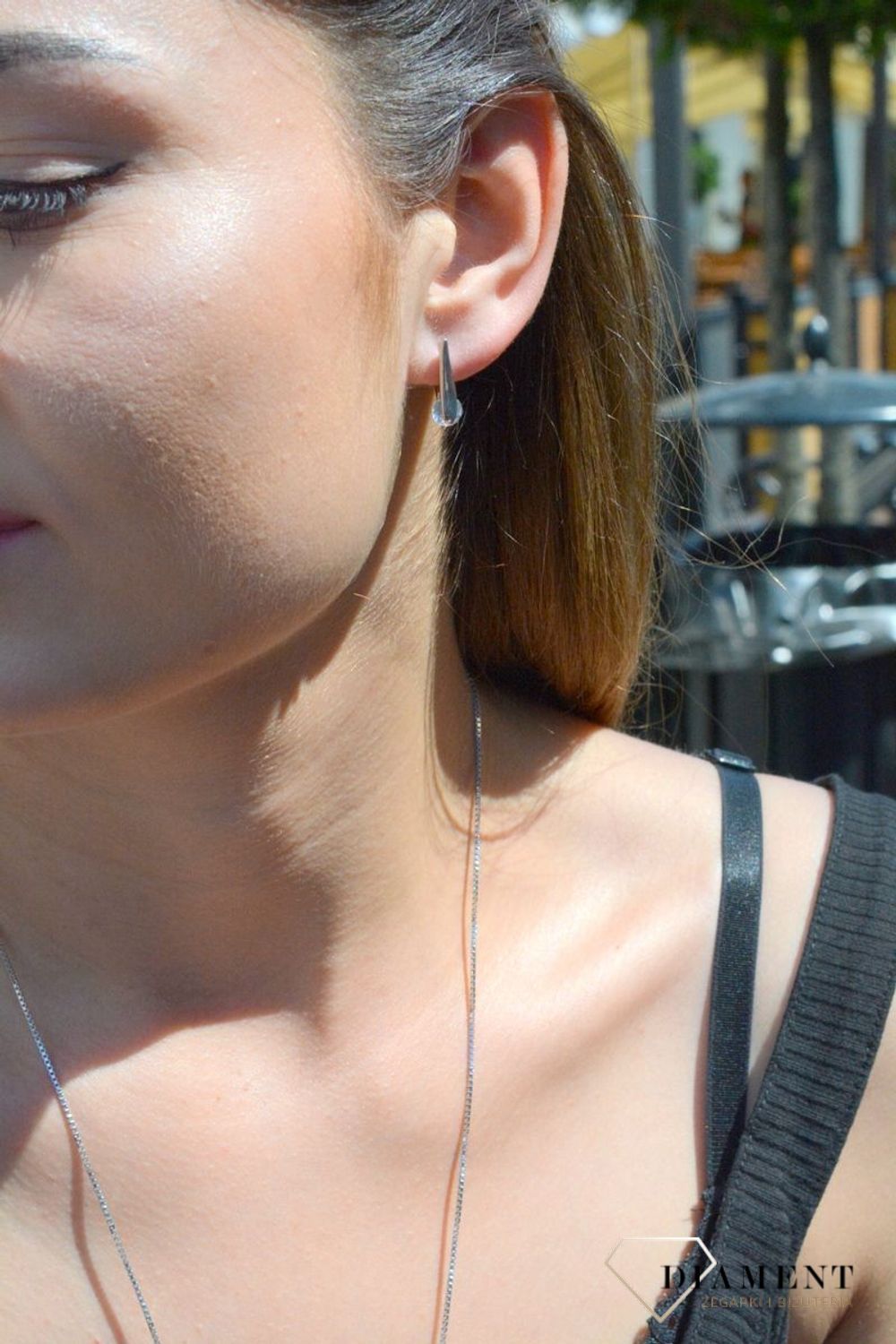 Srebrne kolczyki 925 zapięcie angielskie z cyrkonią DIA-KLC-6336-925Srebrne kolczyki damskie wydają się być jednym z najbardziej uniwersalnych i nieprzerwanie popularnych wzorów biżuterii. Kolczyki zostały ozdobione błyszczącą.jpg