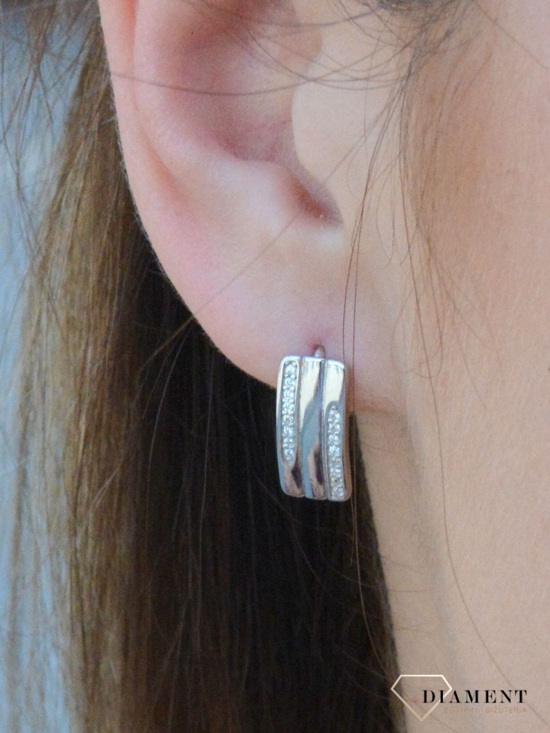 Srebrne kolczyki 925 zapięcie angielskie DIA-KLC-6337-925. Kolczyki srebrne damskie. Kolczyki srebrne idealne na każdą okazję. Kolczyki srebrne prostokątne. Kolczyki srebrne z cyrkoniami. Kolczyki srebrne świetny pomysł na pre.jpg