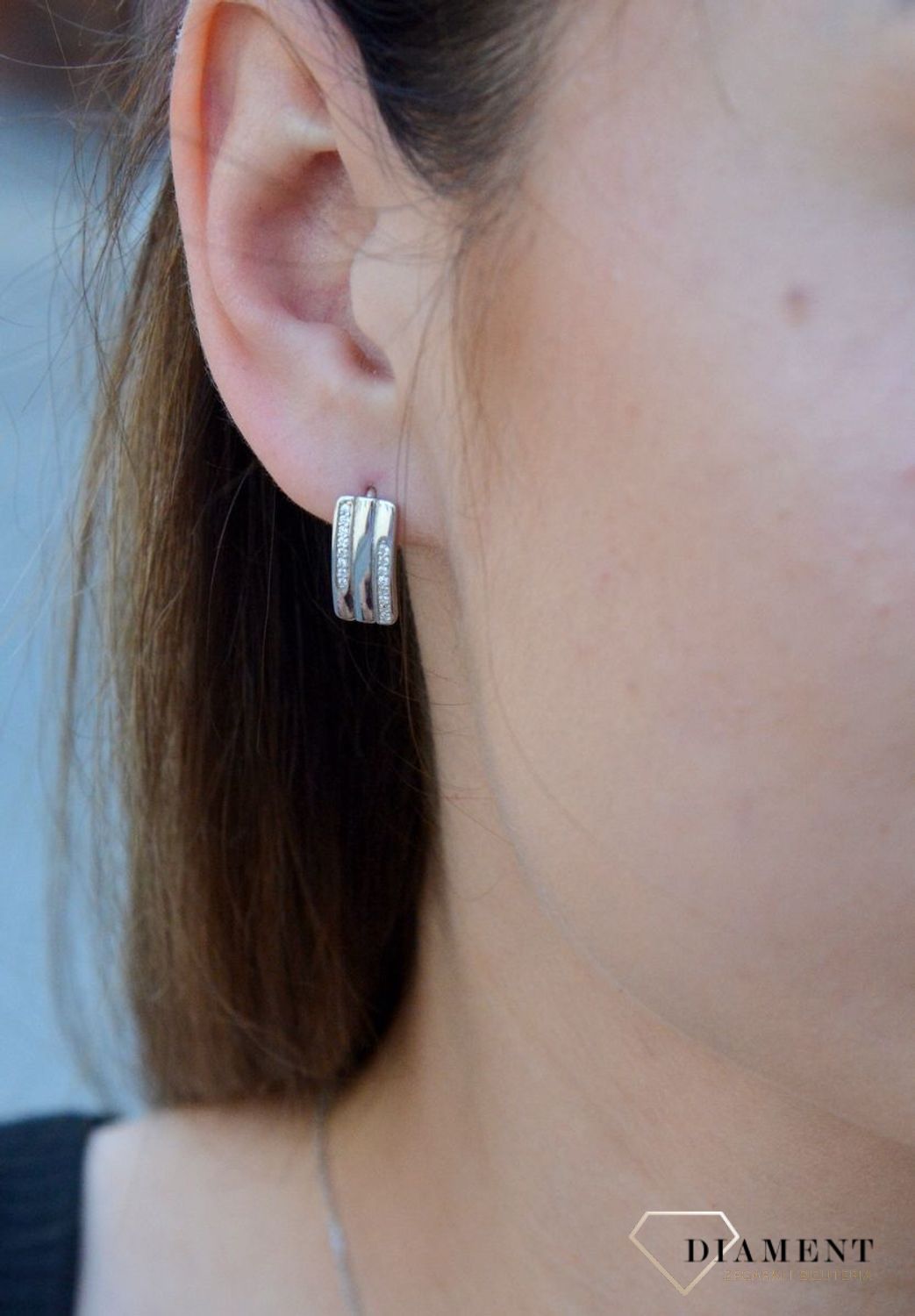 Srebrne kolczyki 925 zapięcie angielskie DIA-KLC-6337-925. Kolczyki srebrne damskie. Kolczyki srebrne idealne na każdą okazję. Kolczyki srebrne prostokątne. Kolczyki srebrne z cyrkoniami. Kolczyki srebrne świetny pomysł na pre.jpg