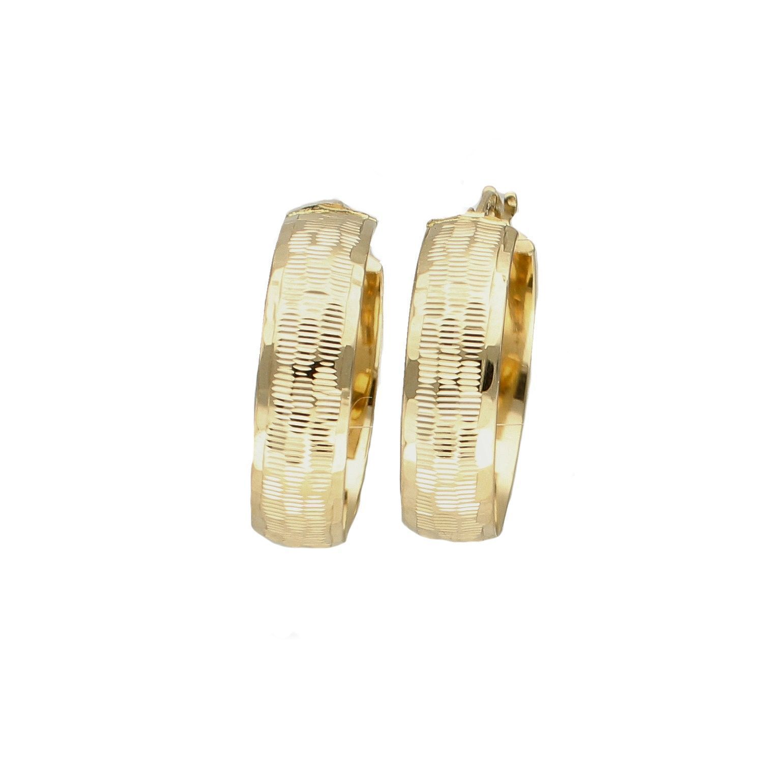 Złote kolczyki kółka szerokie grawerowane DIA-KLC-6339-585. Złote kolczyki kółka. Złote kolczyki eleganckie szerokie. Złote kolczyki koła grawerowane. Złote kolczyki klasyczn.jpg