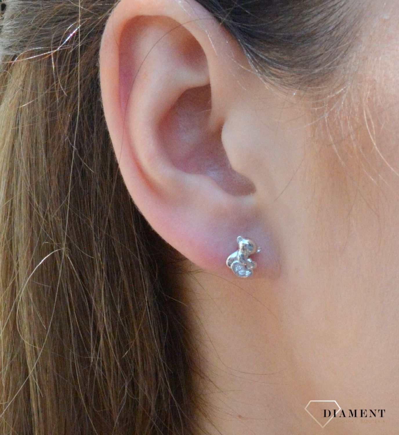 Kolczyki misie z serduszkiem DIA-KLC-6342-925. Srebrne kolczyki misie próby 925. Kolczyki w kształcie misia trzymającego serduszko w cyrkonie. Zapięcie na sztyft klasyczne idealnie nada się dla dzieci.jpg