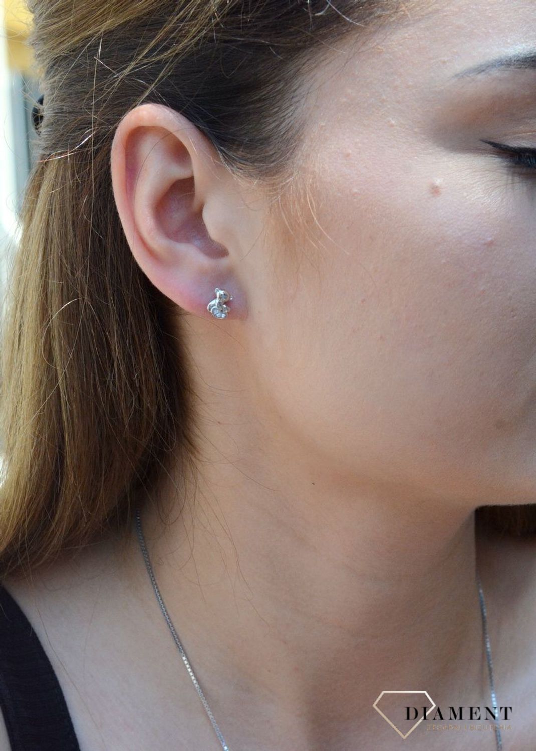 Kolczyki misie z serduszkiem DIA-KLC-6342-925. Srebrne kolczyki misie próby 925. Kolczyki w kształcie misia trzymającego serduszko w cyrkonie. Zapięcie na sztyft klasyczne idealnie nada się dla dzieci.jpg